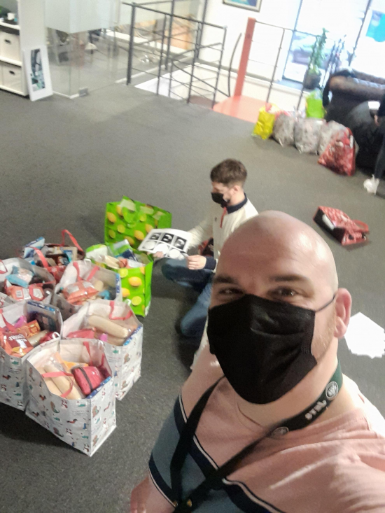 Packing Christmas hampers 2021